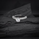 Anillo de compromiso con diamante natural central de .50ct corte brillante con certificación GIA y 48 diamantes naturales laterales elaborado en oro blanco de 14k