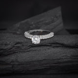 Anillo de compromiso con moissanita de .50ct corte brillante con certificado GRA y 48 diamantes naturales laterales elaborado en oro blanco de 14k