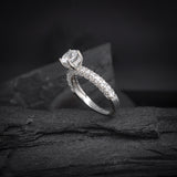 Anillo de compromiso con diamante natural central de .50ct corte brillante con certificado IGI y 48 diamantes naturales laterales elaborado en oro blanco de 14k