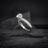 Anillo de compromiso con diamante de laboratorio central de .50ct corte brillante con certificado IGI y 48 diamantes naturales laterales elaborado en oro blanco de 14k