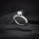 Anillo de compromiso con moissanita de .50ct corte brillante con certificado GRA y 48 diamantes naturales laterales elaborado en oro blanco de 14k