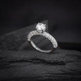 Anillo de compromiso con diamante natural central de .50ct corte brillante con certificación GIA y 48 diamantes naturales laterales elaborado en oro blanco de 14k
