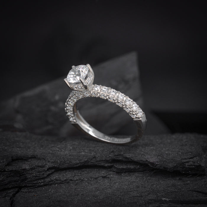 Anillo de compromiso con diamante natural central de corte