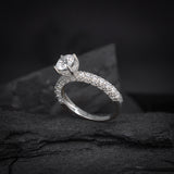 Anillo de compromiso con diamante natural central de .50ct corte brillante con certificado IGI y 48 diamantes naturales laterales elaborado en oro blanco de 14k