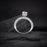 Anillo de compromiso con diamante natural central de .50ct corte brillante con certificación GIA y 48 diamantes naturales laterales elaborado en oro blanco de 14k