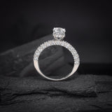 Anillo de compromiso con diamante de laboratorio central de .50ct corte brillante con certificado IGI y 48 diamantes naturales laterales elaborado en oro blanco de 14k