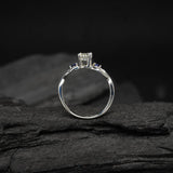 Anillo de compromiso con diamante natural de .20ct corte brillante y 2 zafiros naturales laterales elaborado en oro blanco de 14k