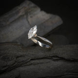Anillo de compromiso con diamante de laboratorio de .50ct corte marquise con certificado IGI elaborado en oro blanco de 14k