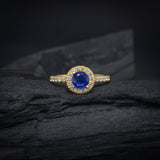 Anillo de compromiso con zafiro natural de .50ct corte brillante y 33 diamantes naturales laterales elaborado en oro amarillo de 14k