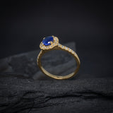 Anillo de compromiso con zafiro natural de .50ct corte brillante y 33 diamantes naturales laterales elaborado en oro amarillo de 14k
