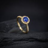 Anillo de compromiso con zafiro natural de .50ct corte brillante y 33 diamantes naturales laterales elaborado en oro amarillo de 14k