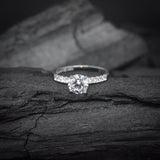 Anillo de compromiso con diamante de laboratorio central de 1.0ct corte brillante con certificado IGI y 20 diamantes naturales laterales elaborado en oro blanco de 14k