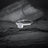 Anillo de compromiso con diamante de laboratorio central de 1.0ct corte brillante con certificado IGI y 20 diamantes naturales laterales elaborado en oro blanco de 14k
