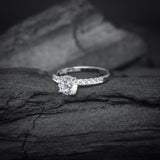 Anillo de compromiso con moissanita de 1.0ct corte brillante con certificado GRA y 20 diamantes naturales laterales elaborado en oro blanco de 14k