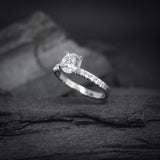 Anillo de compromiso con diamante de laboratorio central de 1.0ct corte brillante con certificado IGI y 20 diamantes naturales laterales elaborado en oro blanco de 14k