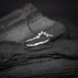 Media churumbela con cristales elaborada en oro blanco de 14k