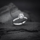 Anillo de compromiso con diamante de laboratorio central de 1.0ct corte brillante con certificado IGI y 20 diamantes naturales laterales elaborado en oro blanco de 14k