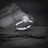 Anillo de compromiso con diamante natural central de .60ct corte brillante con certificación GIA y 20 diamantes naturales laterales elaborado en oro blanco de 14k
