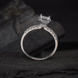 Anillo de compromiso con moissanita de 1.0ct corte brillante con certificado GRA y 20 diamantes naturales laterales elaborado en oro blanco de 14k