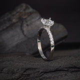 Anillo de compromiso con moissanita de 1.0ct corte brillante con certificado GRA y 20 diamantes naturales laterales elaborado en oro blanco de 14k