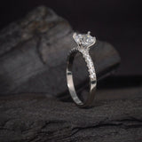 Anillo de compromiso con diamante natural central de .60ct corte brillante con certificación GIA y 20 diamantes naturales laterales elaborado en oro blanco de 14k