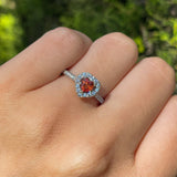 Anillo de compromiso con zafiro naranja natural corte corazón y 34 diamantes naturales laterales elaborado en oro blanco de 14k