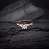 Anillo de compromiso con diamante de laboratorio central de 1.0ct corte brillante con certificado IGI y 20 cristales laterales elaborado en oro rosa de 14k