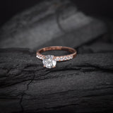 Anillo de compromiso con diamante natural central de .60ct corte brillante con certificación GIA y 20 diamantes naturales laterales elaborado en oro rosa de 14k