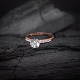 Anillo de compromiso con moissanita de 1.0ct corte brillante con certificado GRA y 20 diamantes naturales laterales elaborado en oro rosa de 14k