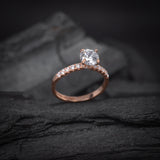 Anillo de compromiso con moissanita de 1.0ct corte brillante con certificado GRA y 20 cristales laterales elaborado en oro rosa de 14k