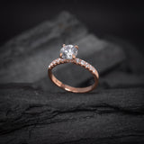 Anillo de compromiso con diamante natural central de .60ct corte brillante con certificación GIA y 20 diamantes naturales laterales elaborado en oro rosa de 14k
