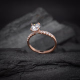 Anillo de compromiso con moissanita de 1.0ct corte brillante con certificado GRA y 20 diamantes naturales laterales elaborado en oro rosa de 14k