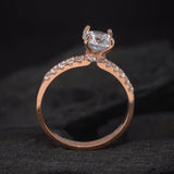 Anillo de compromiso con diamante de laboratorio central de 1.0ct corte brillante con certificado IGI y 20 cristales laterales elaborado en oro rosa de 14k