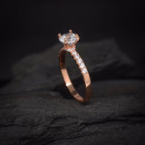 Anillo de compromiso con moissanita de 1.0ct corte brillante con certificado GRA y 20 diamantes naturales laterales elaborado en oro rosa de 14k