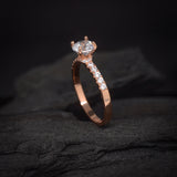 Anillo de compromiso con diamante natural central de .60ct corte brillante con certificación GIA y 20 diamantes naturales laterales elaborado en oro rosa de 14k