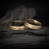 Par de argollas de matrimonio macizas de 4mm con cristales (mitad de la pieza) elaboradas en oro amarillo de 18k