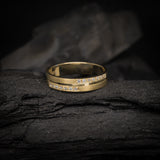 Par de argollas de matrimonio macizas de 4mm con cristales (mitad de la pieza) elaboradas en oro amarillo de 18k