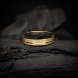 Argolla de matrimonio maciza de 4mm con incrustación de cristal elaborada en oro amarillo de 18k