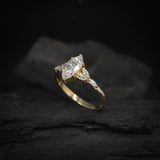 Anillo de compromiso con diamante natural de 1.0ct corte marquise con certificación GIA y 6 diamantes naturales laterales elaborado en oro amarillo de 14k