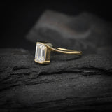 Anillo de compromiso con diamante natural de 1.0ct corte esmeralda con certificación GIA elaborado en oro amarillo de 14k
