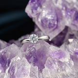 Anillo de compromiso con diamante natural central de .50ct corte brillante con certificación GIA elaborado en oro blanco de 14k