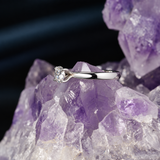 Anillo de compromiso con diamante natural central de .50ct corte brillante con certificación GIA elaborado en oro blanco de 14k