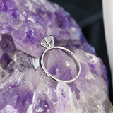 Anillo de compromiso con diamante natural central de .50ct corte brillante con certificación GIA elaborado en oro blanco de 14k