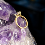 Anillo de compromiso con diamante natural de 1.0ct corte esmeralda con certificación GIA y 10 diamantes naturales laterales elaborado en oro amarillo de 14k