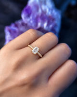 Anillo de compromiso con diamante natural de 1.0ct corte esmeralda con certificación GIA y 10 diamantes naturales laterales elaborado en oro amarillo de 14k