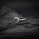 Anillo de compromiso con zafiro natural de 1.0ct corte brillante y 27 cristales elaborado en oro blanco de 14k