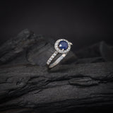 Anillo de compromiso con zafiro natural de 1.0ct corte brillante y 27 cristales elaborado en oro blanco de 14k