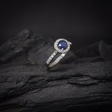 Anillo de compromiso con zafiro natural de .50ct corte brillante y 33 diamantes naturales laterales elaborado en oro blanco de 14k