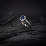 Anillo de compromiso con zafiro natural de 1.0ct corte brillante y 27 cristales elaborado en oro blanco de 14k