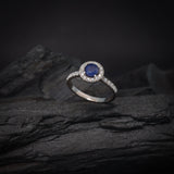 Anillo de compromiso con zafiro natural de 1.0ct corte brillante y 27 cristales elaborado en oro blanco de 14k